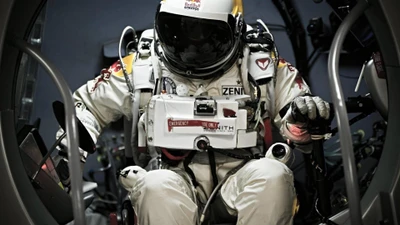 Red Bull Stratos: Astronaut bereitet sich auf den Fallschirmsprung vor