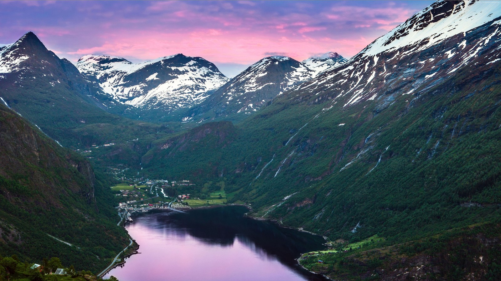 Vista de uma cadeia de montanhas com um lago e uma cadeia de montanhas ao fundo (geiranger, fiorde, montanha, formas montanhosas, terras altas)