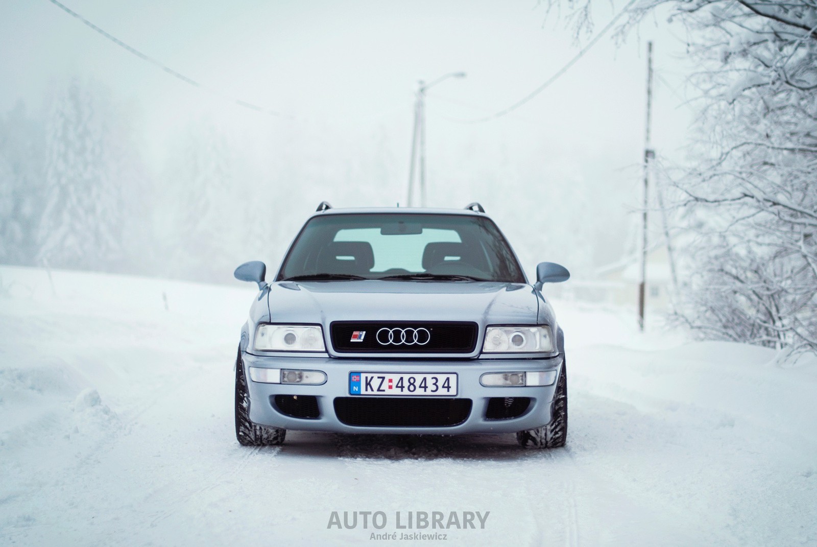 Image d'une voiture garée sur une route enneigée au milieu des bois (audi rs 2 avant, audi 80, audi, voiture, audi rs 4)