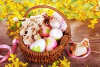 Huevos de Pascua coloridos en una cesta tejida rodeados de flores y una linda figura de oveja