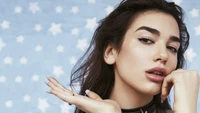 Retrato de Dua Lipa contra um fundo estrelado