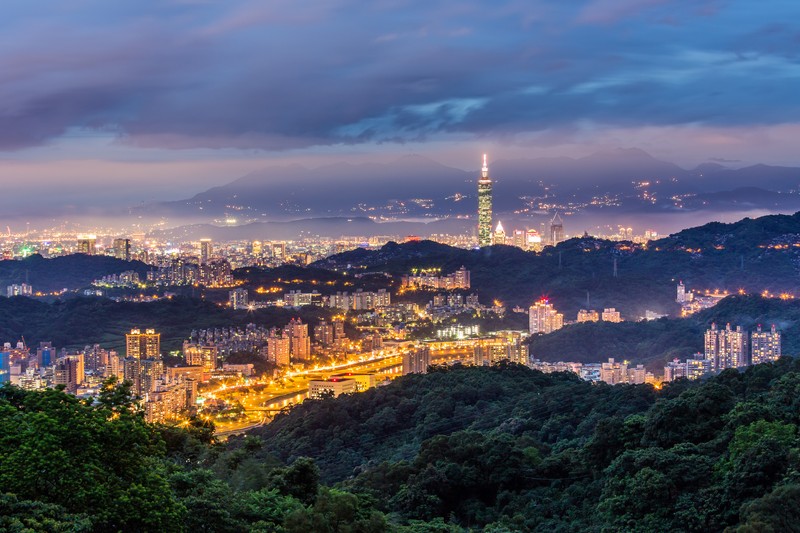 Вид на город ночью с горой на заднем плане. (тайпэй 101, taipei 101, город, городская территория, городской пейзаж)