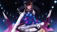 D.Va aus Overwatch genießt Snacks in ihrem Mech in einer lebhaften, futuristischen Umgebung.