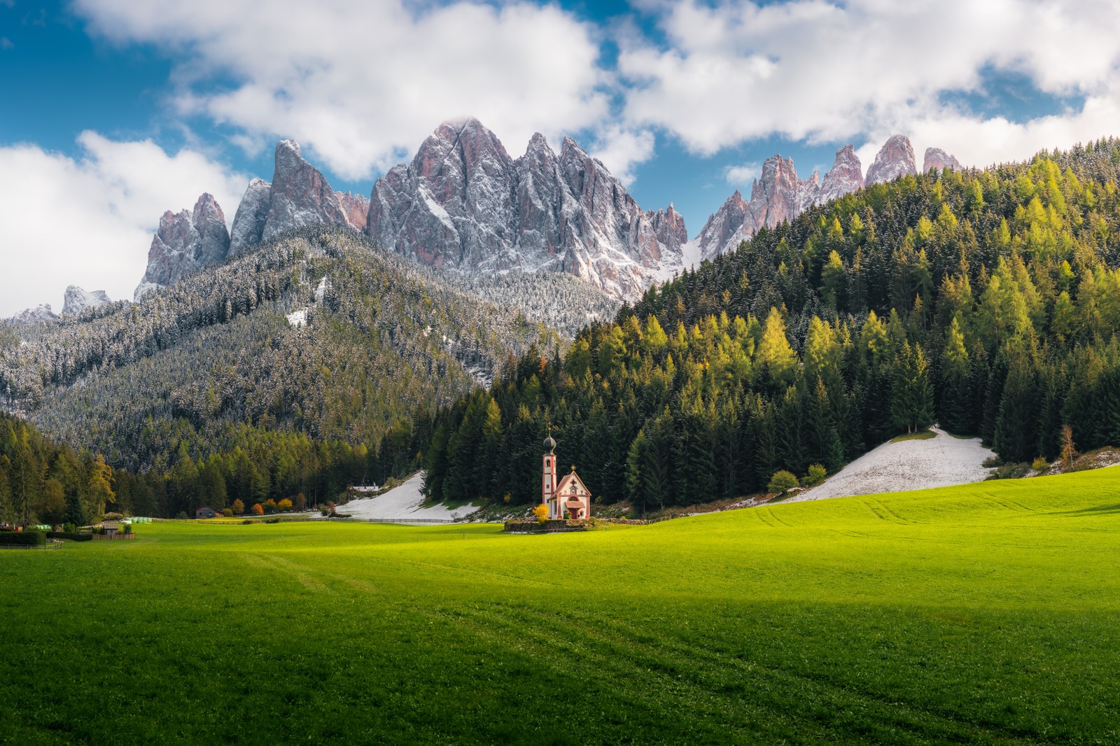 Descargar fondo de pantalla church of st johann, villnoss, italia, alpes, dolomitas