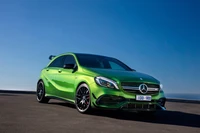 Elegante Mercedes-Benz Clase A verde con llantas deportivas contra un cielo azul claro.