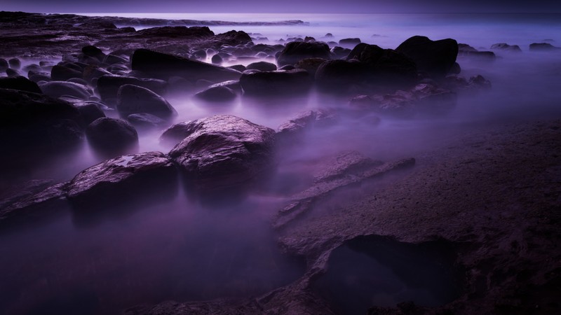 Фиолетовый свет на камнях и воде на пляже ночью (море, вода, фиолетовый, рассвет, спокойный)