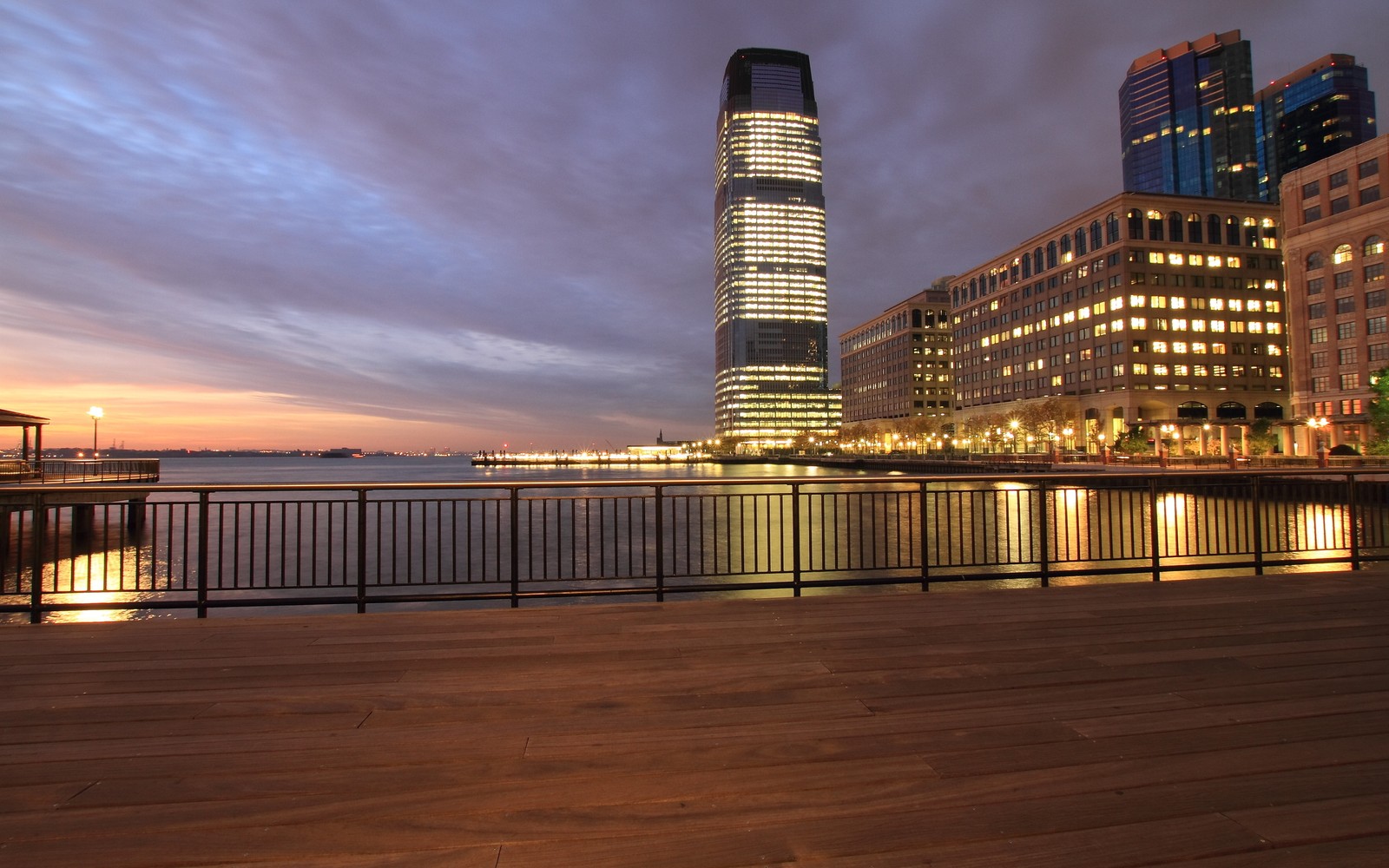 Vista panorámica del horizonte de la ciudad con un río y un puente (jersey city, área urbana, rascacielos, arquitectura, ciudad)