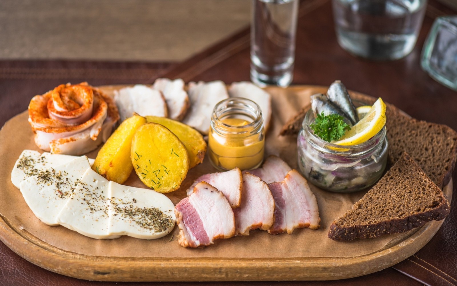 Il y a une assiette de nourriture qui comprend de la viande, du pain et des légumes (vodka, plat, petit déjeuner, petit déjeuner complet, douceur)