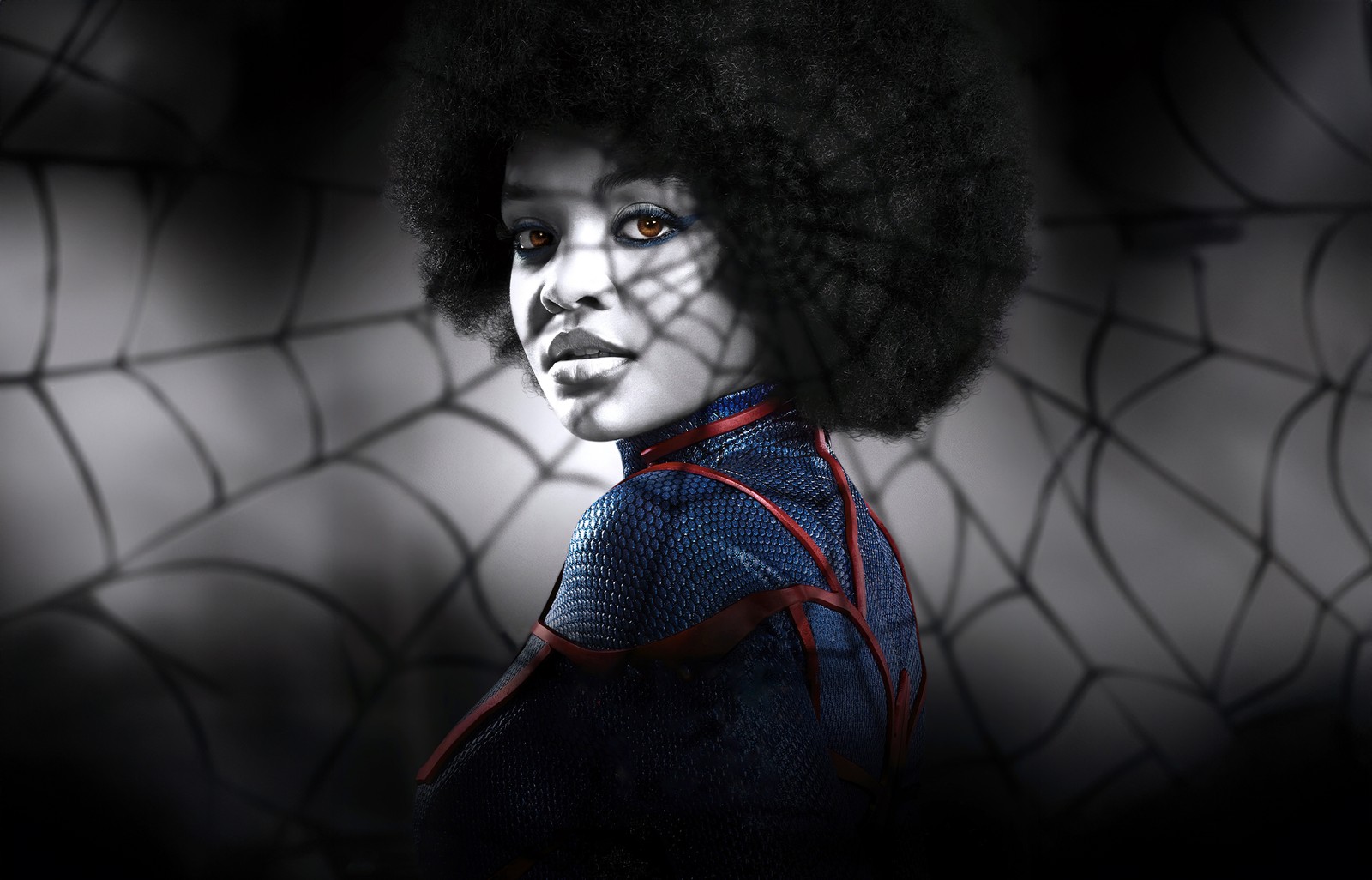 Spider-man con un gran afro y ojos azules frente a una telaraña (madame web, chica araña, películas de 2024, fondo oscuro, 5k)