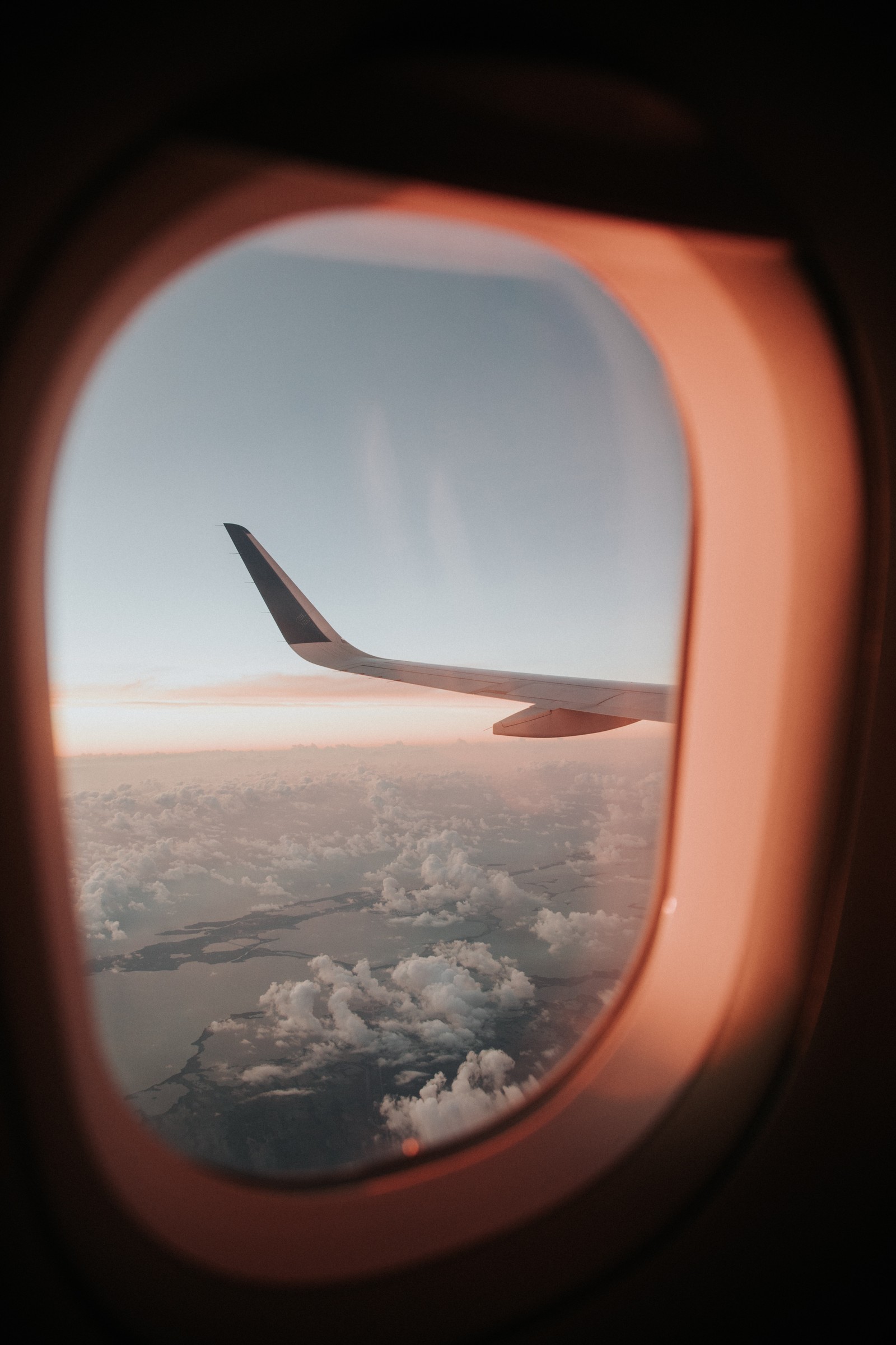 Uma vista da janela de um avião com vista para o céu (aeronave, voo, janela, viagem aérea, linha aérea)