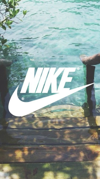 Nike-Logo über ruhigen Gewässern und Stufen