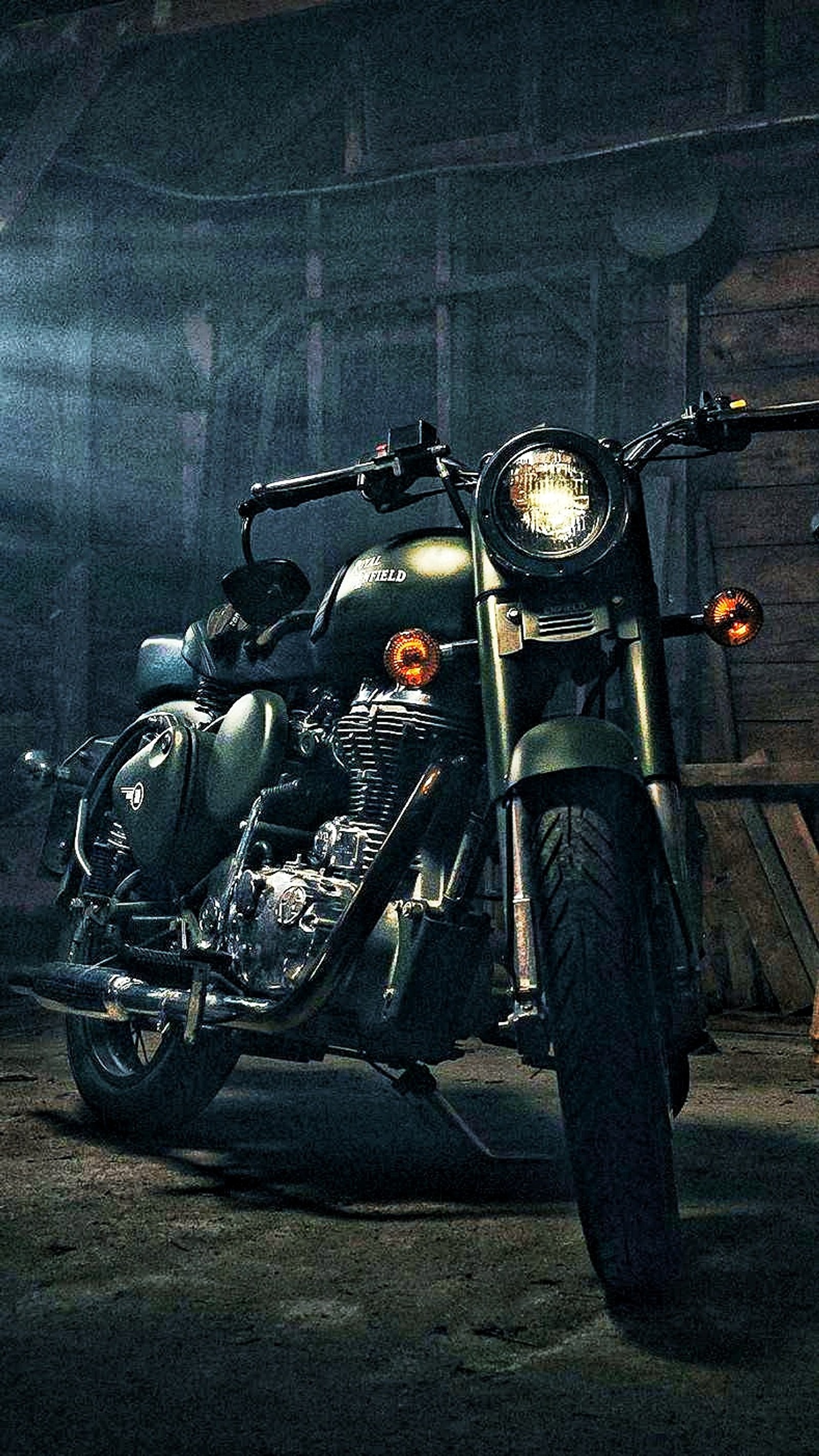 Es steht ein motorrad mit eingeschaltetem licht in einer garage (fahrrad, klasse, dslr, royal enfield, snapseed)