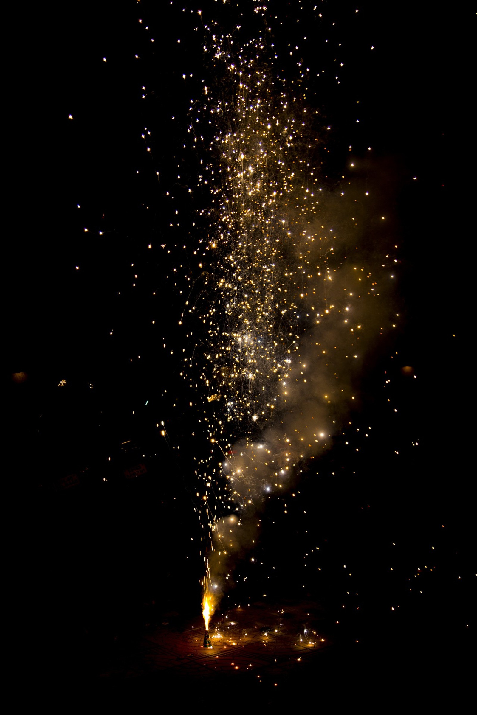 Fireworks is lit up in the dark with a black background (cracker, hd, latest, new)