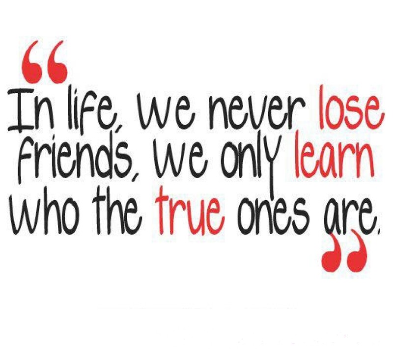 Картина с цитатой "в жизни мы никогда не теряем друзей, мы просто учимся, кто" (друзья, учить, потерять, цитата, истина)