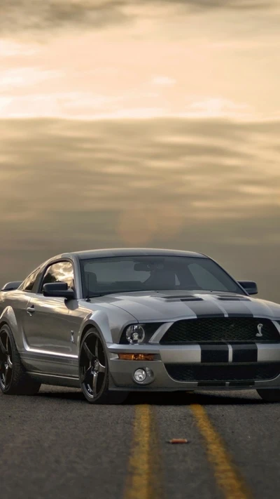 Elegante Ford Mustang Shelby GT500 en una carretera abierta al atardecer