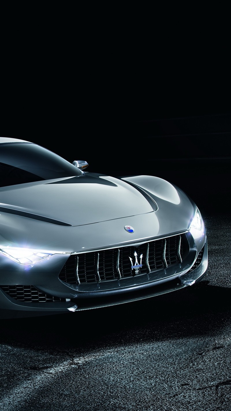 Близкий план машины maserati в темной комнате (авто, машина, maserati)