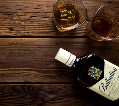 Whisky écossais Blended Ballantine's avec des verres sur une table en bois