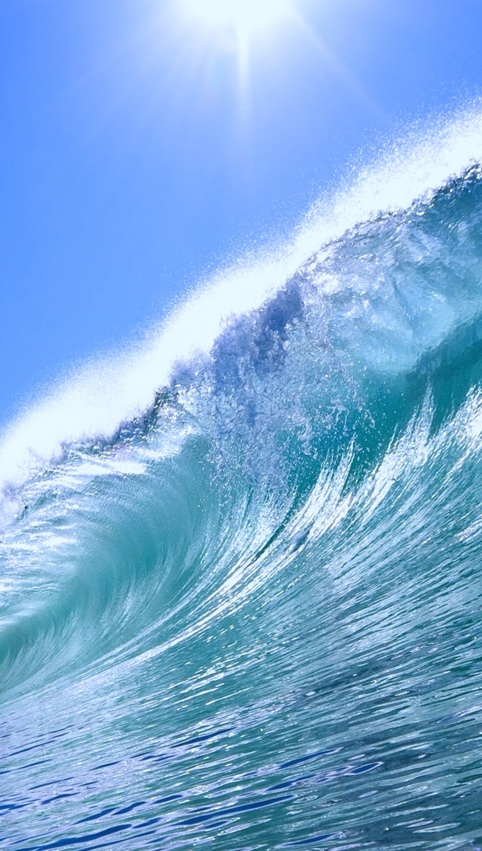 Un surfeur chevauche une vague dans l'océan par une journée ensoleillée. (terre, nature, mer, vagues)