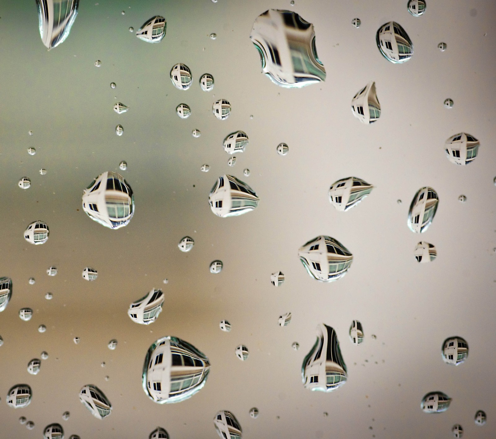 Um close de uma janela com gotas de chuva sobre ela (blob, gota, dropsraindrop, vidro, macro)