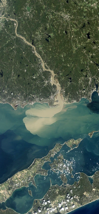 Vue satellite de la rivière Connecticut se jetant dans le Long Island Sound, montrant des motifs de sédiments et des caractéristiques côtières.