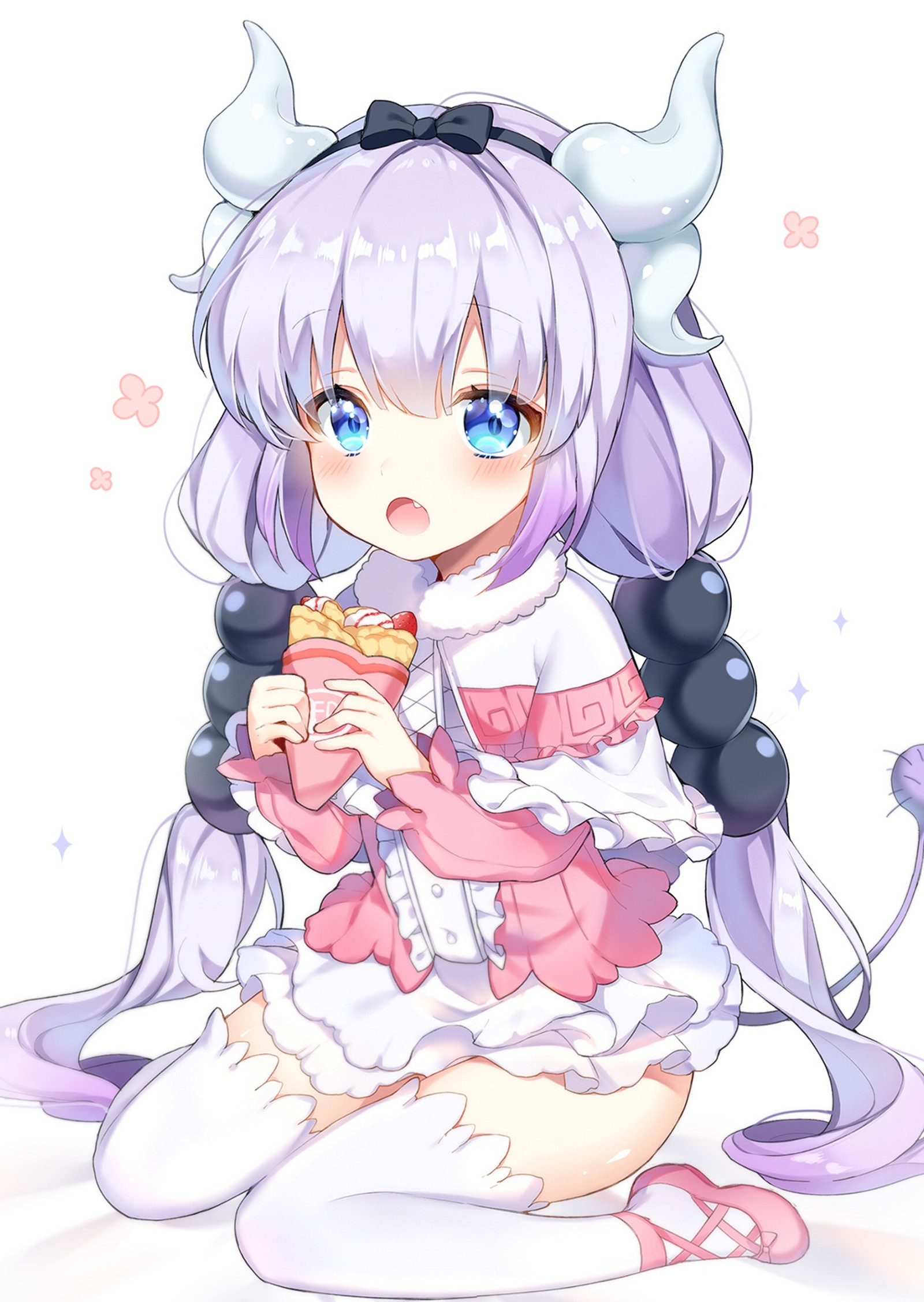 Chica anime con cuernos y un vestido rosa sosteniendo una taza (chica de anime, creepyloli, lindo, comiendo, kanna kamui)