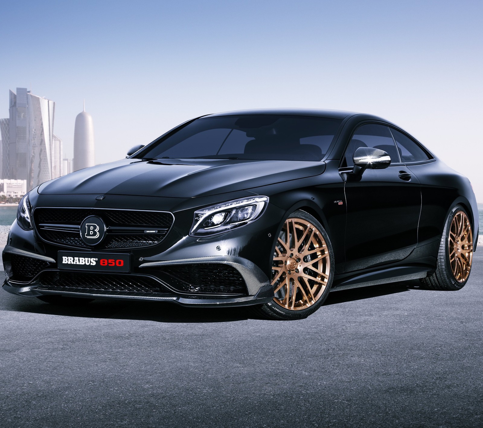 O coupé mercedes s - class é mostrado em preto e dourado (alemanha, mercedes benz, sintonizado)