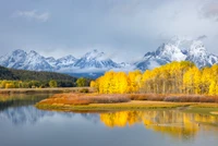 Herbstliche Gelassenheit: Reflexionen der Grand-Teton-Berge in einem ruhigen See