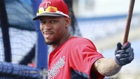 Joueur de champ extérieur concentré se préparant à l'action lors de l'entraînement de baseball