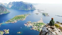 Impresionante vista aérea del fiordo de Lofoten con un pueblo costero y majestuosas montañas