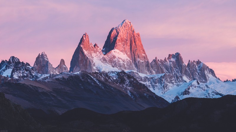 Крупный план горы с розовым небом на заднем плане (гора, гора фиц рой, mount fitz roy, аргентина, восход солнца)