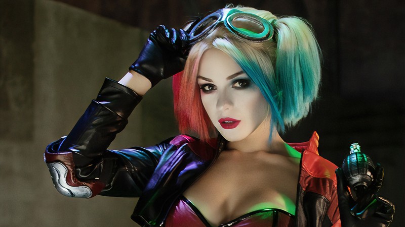 Гигантская жирафа, одетая как харли, с оружием и очками (harley quinn, косплей, cosplay, комиксы, dc comics)