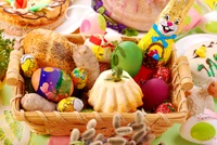 Cesta de regalo de zakuski de Pascua con huevos coloridos y golosinas tradicionales