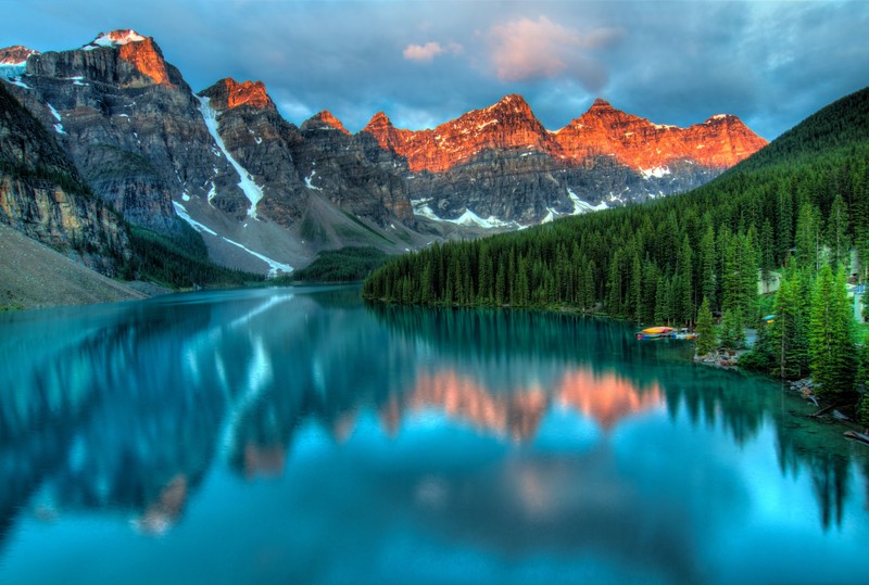 Вид на озеро, окруженное горами и деревьями (озеро морейн, озеро луиза, lake louise, банф, banff)