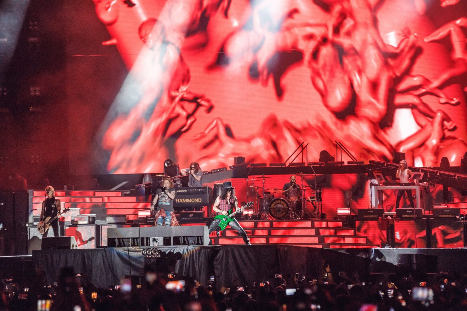 Um close-up de um palco de concerto com uma banda nele (palco, concerto de rock, concerto, arte, arte performática)