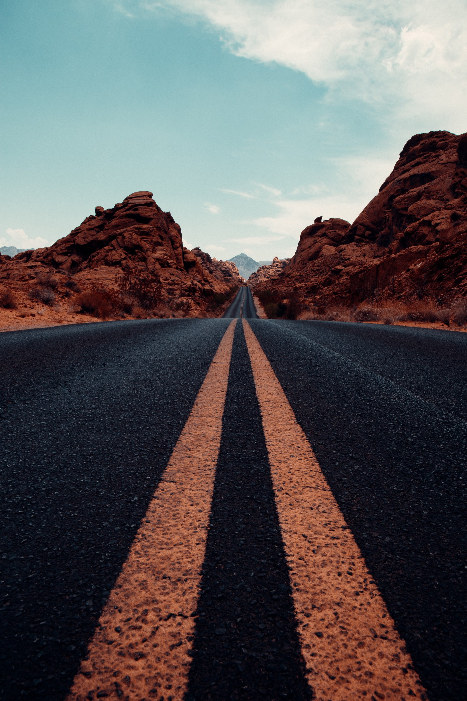 Uma estrada longa com duas linhas amarelas (valley of fire state park, estrada, tarmac, rodovia, nevada)