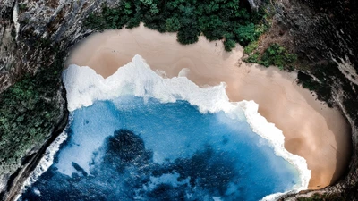 Playa prístina y aguas turquesas rodeadas de acantilados exuberantes