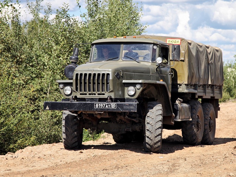 Военный грузовик едет по грязной дороге (грузовик, военный, транспорт, вид транспорта, военный транспорт)