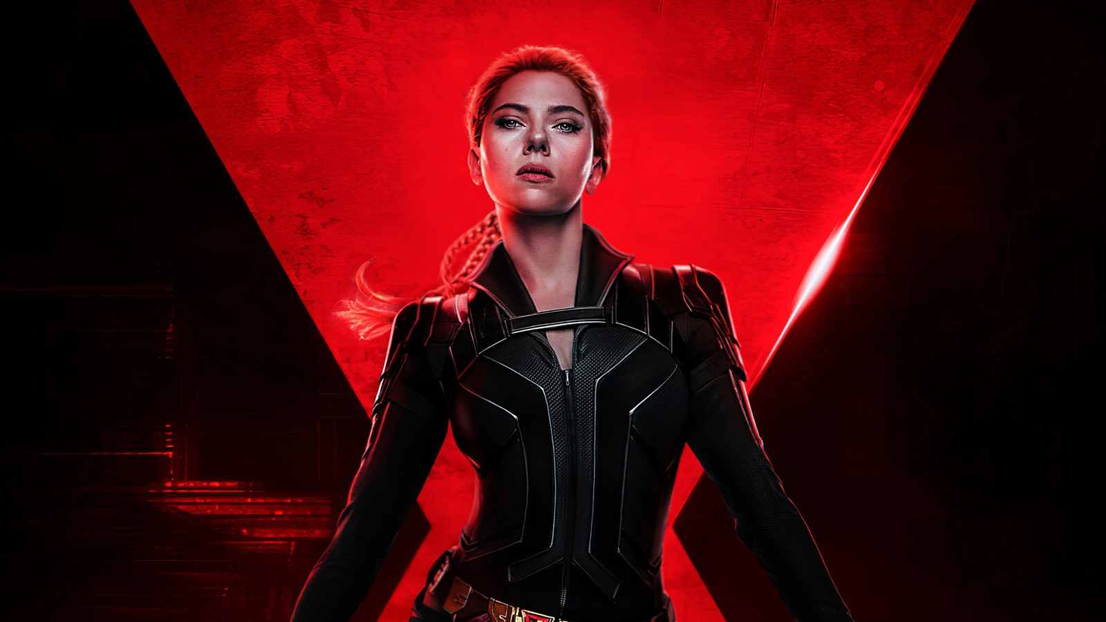 Una mujer en un traje de viuda negra de pie frente a un triángulo rojo (viuda negra 2020, black widow 2020, marvel, película, viuda negra)