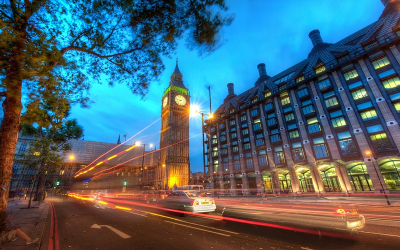 Вид на часовую башню с проезжающим автомобилем (биг бен, big ben, достопримечательность, городская территория, город)