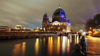 Catedral de Berlín reflejada en el río Spree por la noche