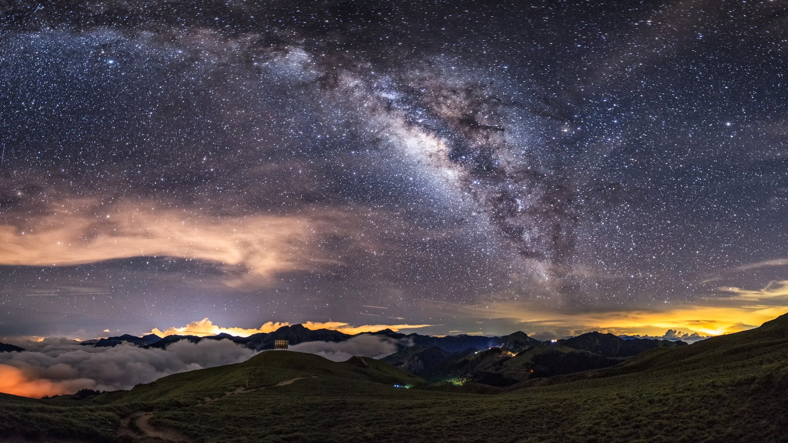 Via láctea sobre as montanhas e nuvens à noite (via láctea, estrela, galáxia, céu noturno, natureza)