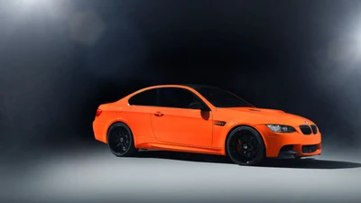 BMW M3 E92 в ярком оранжевом цвете, демонстрирующий свой элегантный дизайн и ориентированные на производительность особенности.