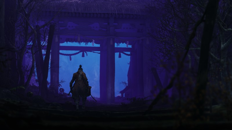 Изображение человека, едущего на лошади в темном лесу (sekiro shadows die twice, тьма, синий, фиолетовый, атмосфера)