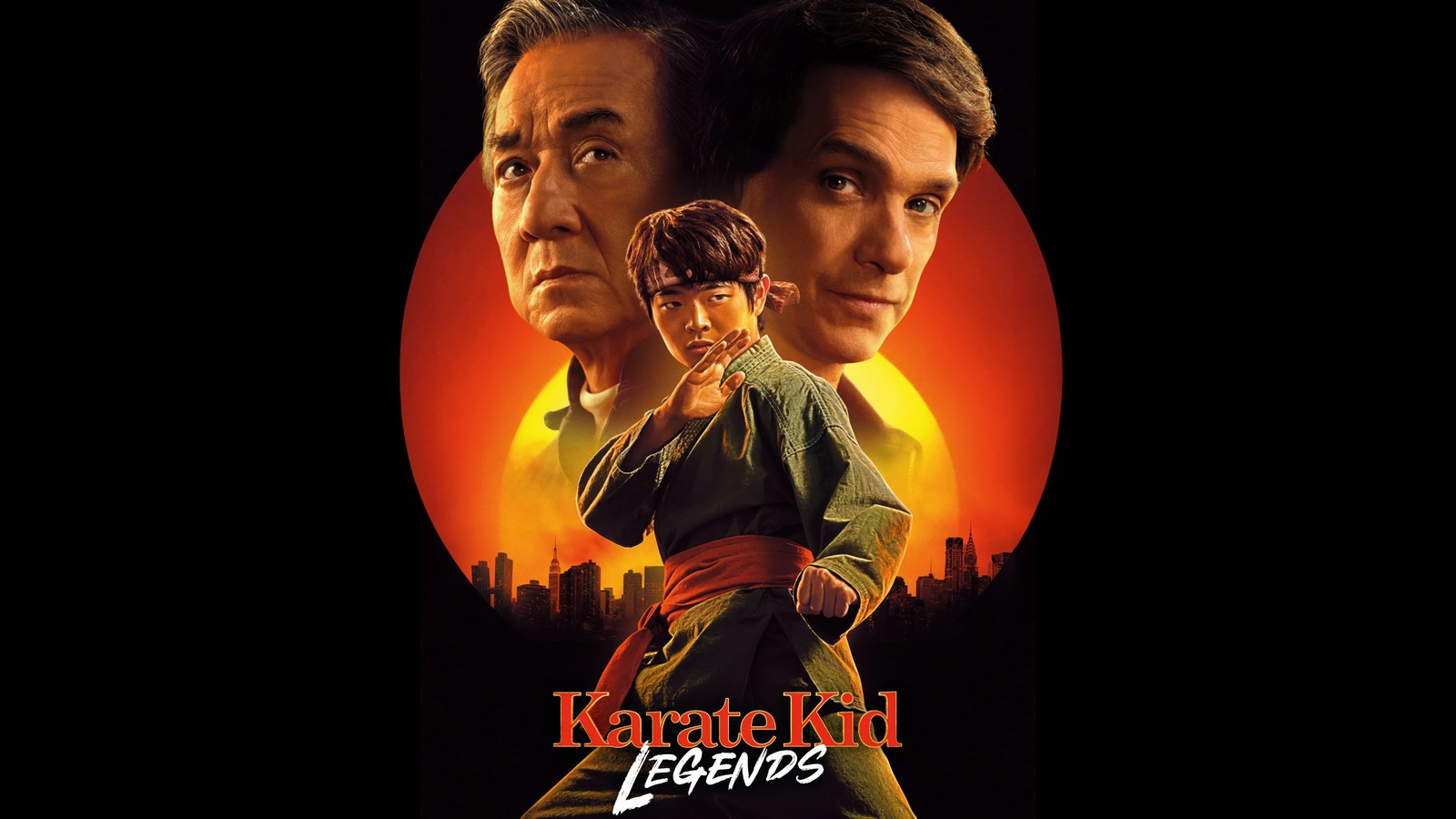 Крупный план постера фильма с мужчиной и женщиной (karate kid legends, фильмы 2025 года, 5k, 8k, черный фон)