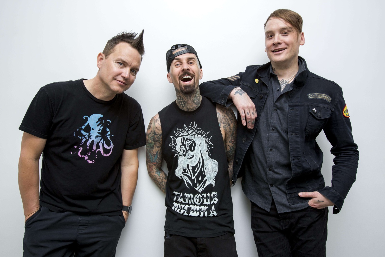 Trois hommes avec des tatouages et des piercings se tenant côte à côte (blink 182, clignement, californie, california, punk rock)