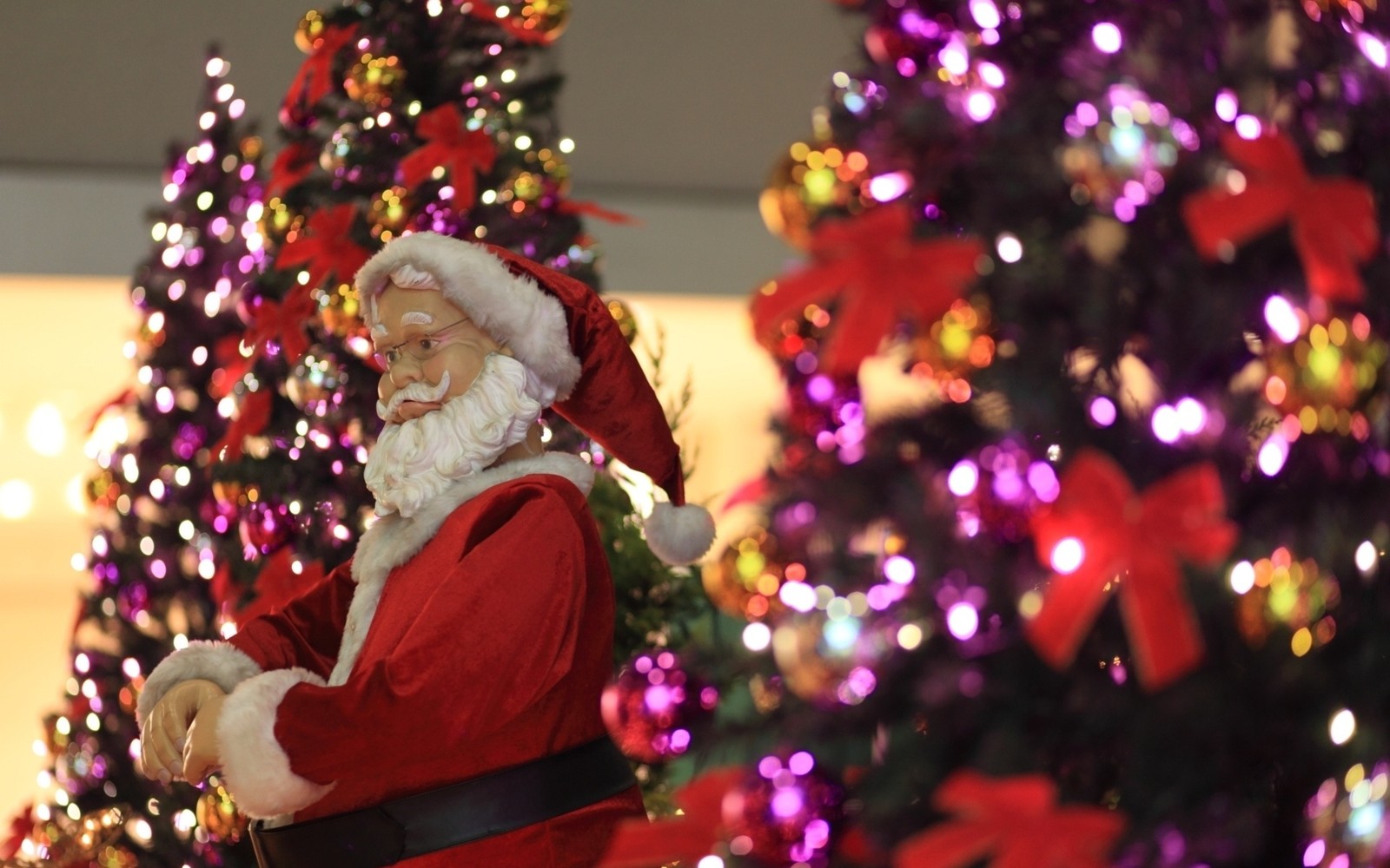 Uma estátua do papai noel na frente de uma árvore de natal (árvore de natal, papai noel, dia de natal, enfeite de natal, feriado)