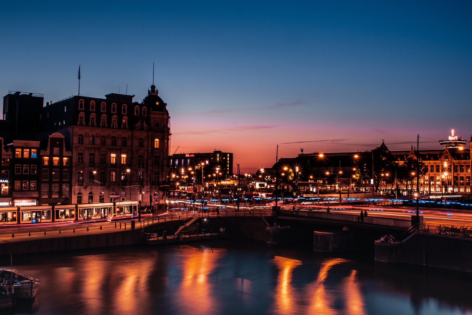 Vue aérienne d'une ville la nuit avec un pont et un bateau (bâtiment, nuit, architecture, ville, point de repère)