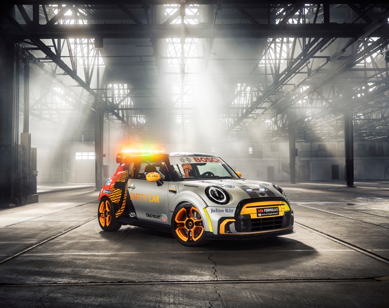 Крупный план мини купера с полицейской машиной сзади (mini electric pacesetter inspired by jcw, 2021, 5k, 8k, машины)