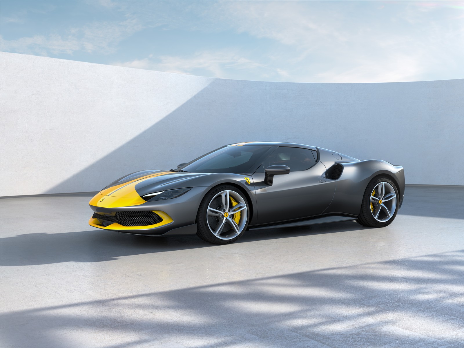 Um ferrari cinza e amarelo estacionado em um estacionamento (ferrari 296 gtb assetto fiorano, carro esportivo híbrido, 2022, carros, papel de parede 4k)