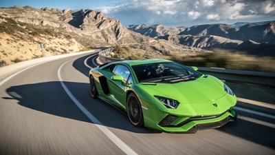 Динамичный зелёный Lamborghini Aventador на живописной горной дороге